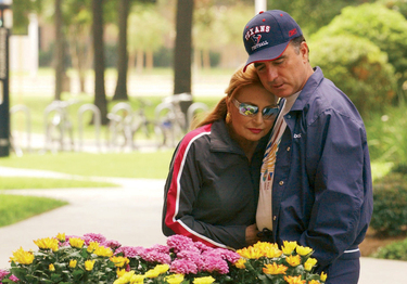 Rocío Jurado y José Ortega Cano paseando por las instalaciones del hospital