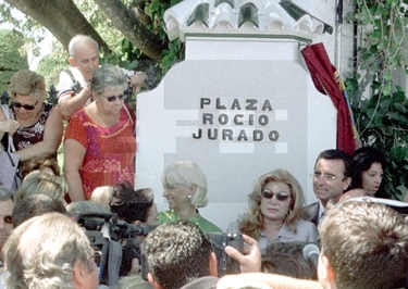 Rocío, José Ortega Cano, Teofila Martínez, Rafael Román en la inauguración de una plaza