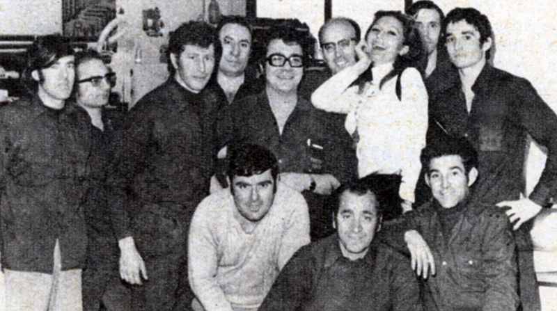 Un grupo de operarios del taller posa junto a la guapa.