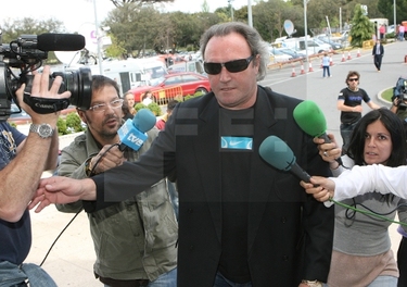 Amador Mohedano informa a los periodistas de que Rocío Jurado acudió a la clínica Montepríncipe