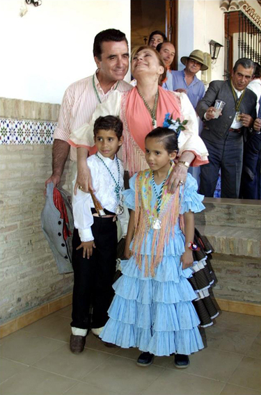 Rocío Jurado con José Ortega Cano y los niños, Gloria Camila y José Fernando, en El Rocío