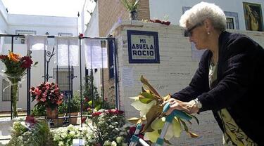 Una chipionera coloca flores en las puertas de la casa de Rocío Jurado