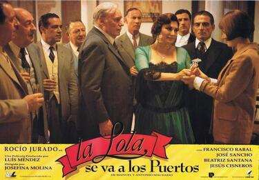 Paco Rabal, Rocío Jurado y Pepe Sancho en una cartelera de la película La Lola se va a los Puertos