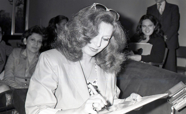 Rocío Jurado firmando un autógrafo