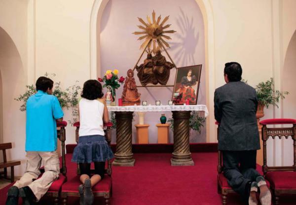 José Fernando, Gloria Camila y José Ortega Cano en la ermita de la finca Dehesa Yerbabuena