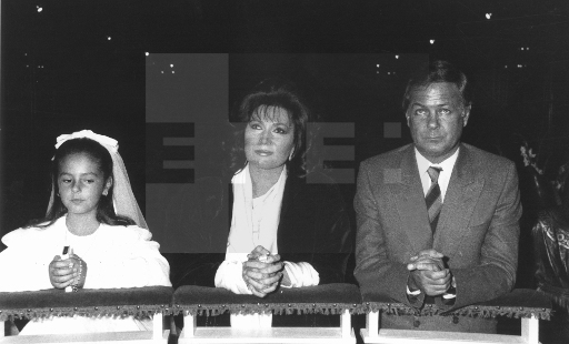 Rocío Carrasco con sus padres, Rocío y Pedro, durante su primera comunión