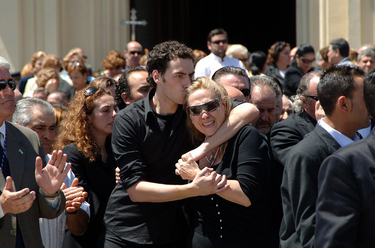 Rosa Benito es consolada en el entierro de Rocío