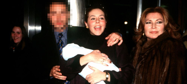 Rocío Jurado acompañando a su hija a la salida de la clínica en la que Rocío Carrasco dio a luz a Rocío Flores