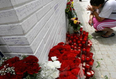 Unas velas alumbran la pared de la casa de Rocío