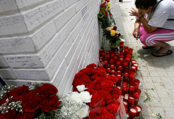 Unas velas alumbran la pared de la casa de Rocío