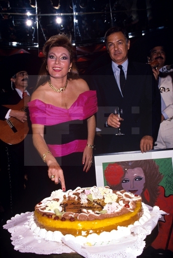 Rocío Jurado y Pedro Carrasco durante la fiesta organizada en la discoteca «Mau Mau» para celebrar su 42 cumpleaños