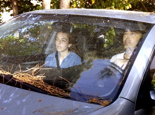 Rocío Carrasco, hija de Rocío Jurado, y su novio Fidel Albiac, salen de la residencia de Rocío