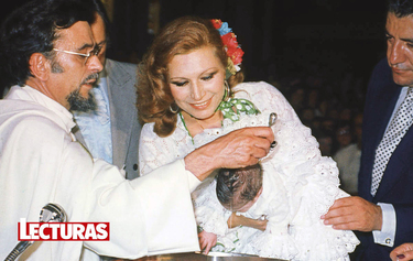Rocío Jurado junto a Pedro Carrasco en el bautizo de Rocío Carrasco celebrado en la iglesia de Nuestra Señora de Huelva