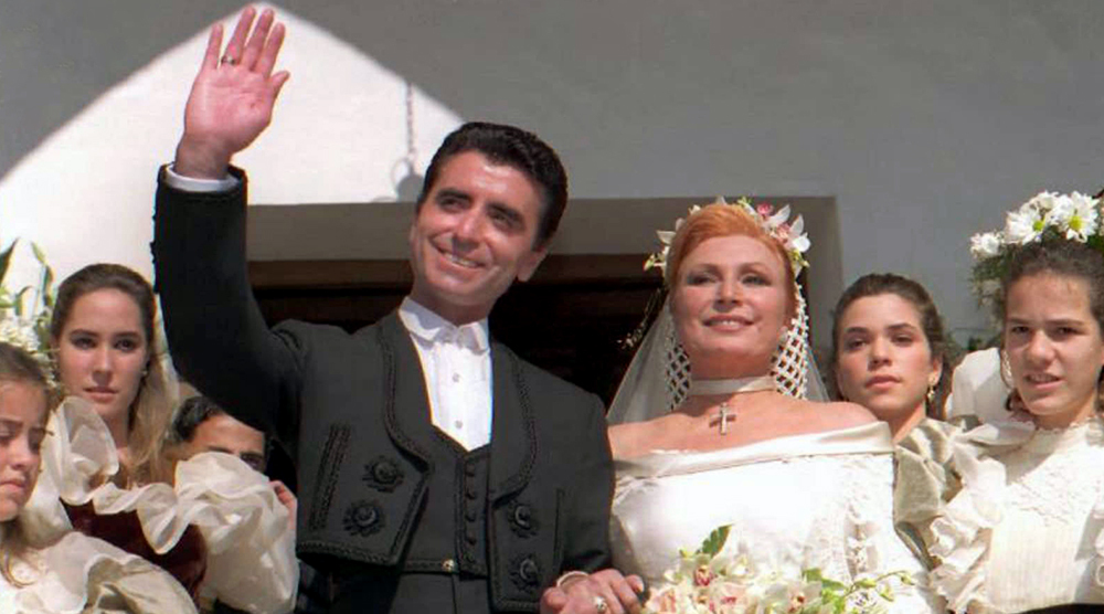 José Ortega Cano y Rocío saludan al público asistente tras la ceremonia religiosa