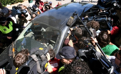Numerosos periodistas rodean un vehículo con visitantes a la entrada de la residencia de Rocío Jurado