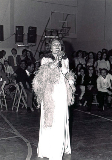 Rocío actuando durante unas Ferias de Mayo actuando en el Poliderportivo Juan Serrano Macayo.
