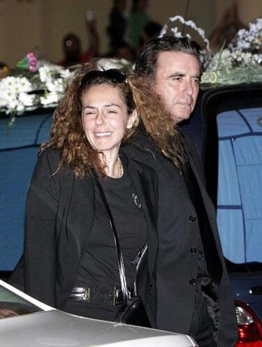 Rocío Carrasco y José Ortega Cano llegan en el coche fúnebre con los restos mortales de Rocío Jurado