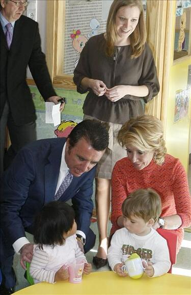 Esperanza Aguirre y José Ortega Cano inauguran una escuela que lleva el nombre de Rocío Jurado