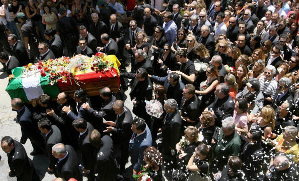 La multitud rodeó al féretro en su camino