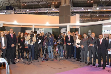 Foto de familia tras la presentación del Museo Rocío Jurado en FITUR