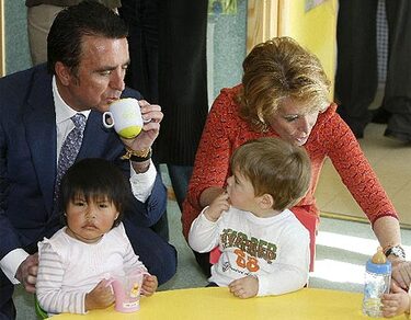 Esperanza Aguirre y José Ortega Cano inauguran una escuela que lleva el nombre de Rocío Jurado