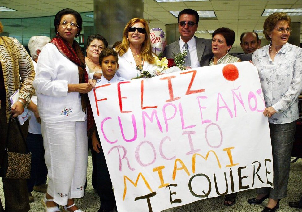 Rocío, José y José Fernando, con fans e amigos