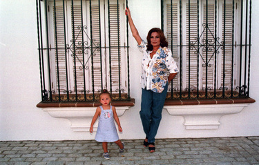 Rocío, junto a su nieta, Rocío Flores