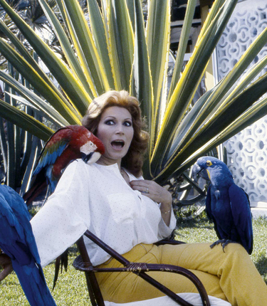 Rocío Jurado rodeada de loros