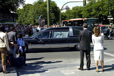Llegada del furgón fúnebre con los restos mortales de Rocío Jurado al Centro Cultural