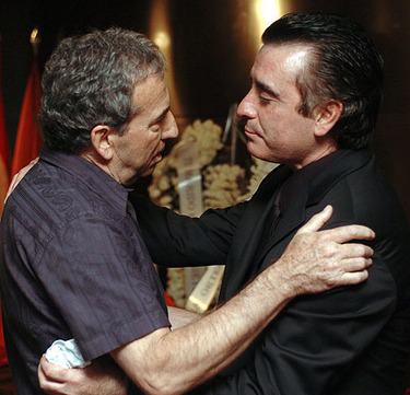 José Luis Perales abraza a José Ortega Cano en la capilla ardiente de Rocío Jurado