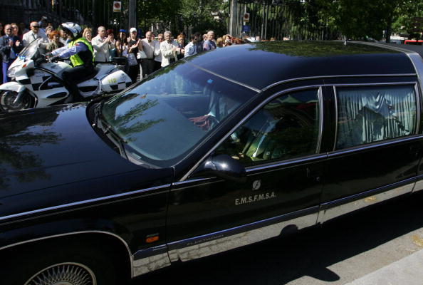 El coche con los restos de Rocío escoltado por la Policía