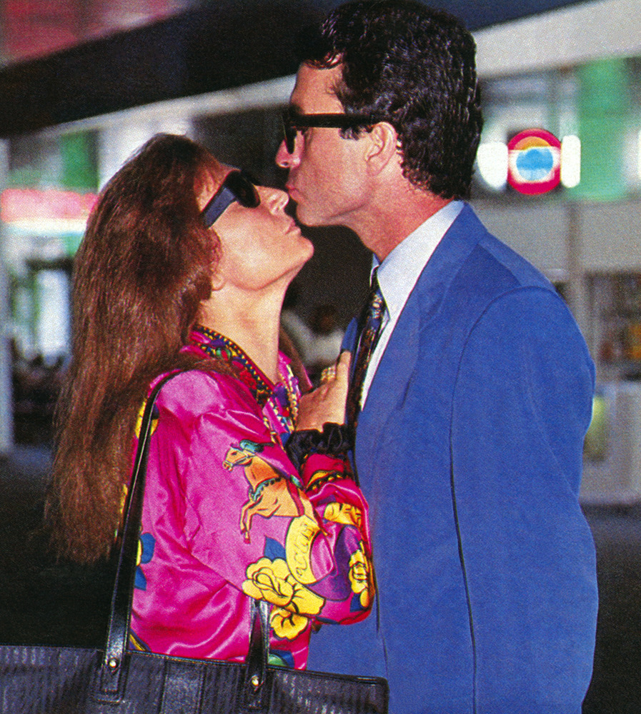 La pareja en una actitud muy cariñosa.