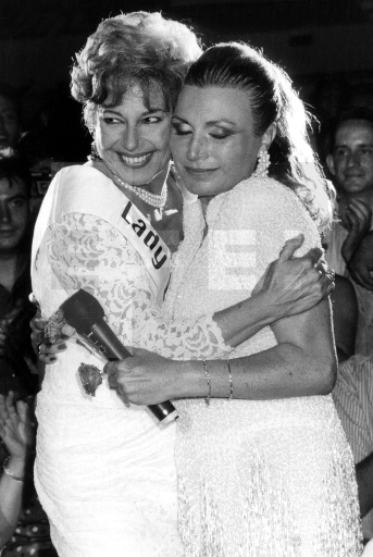 La nueva Lady España 1989, Laura Valenzuela, abraza a Rocío en el transcurso de la actuación de esta última