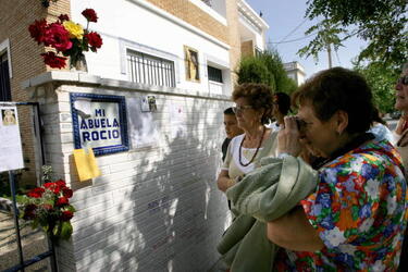En la puerta de la casa de Rocío, «Mi abuela Rocío»