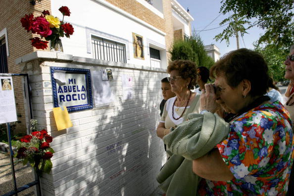 En la puerta de la casa de Rocío, «Mi abuela Rocío»