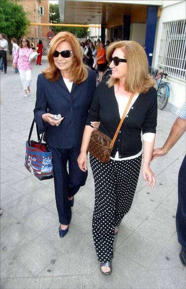 Rocío Jurado junto a su hermana Gloria Mohedano
