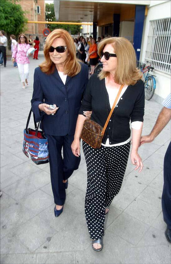Rocío Jurado junto a su hermana Gloria Mohedano