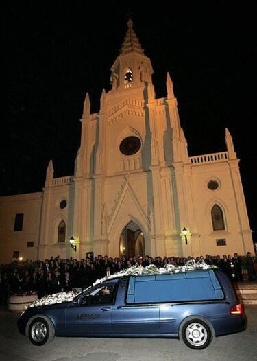 El coche fúnebre con el cuerpo de Rocío Jurado llega al Santuario de la Virgen de Regla