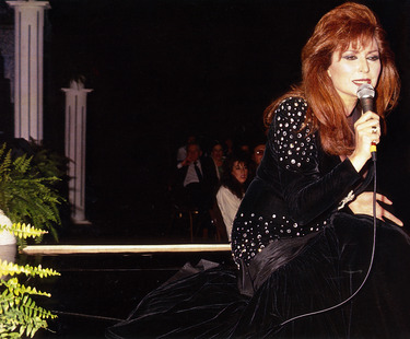 Rocío en el Caesars Palace Casino con un vestido largo de terciopelo negro y pedrería