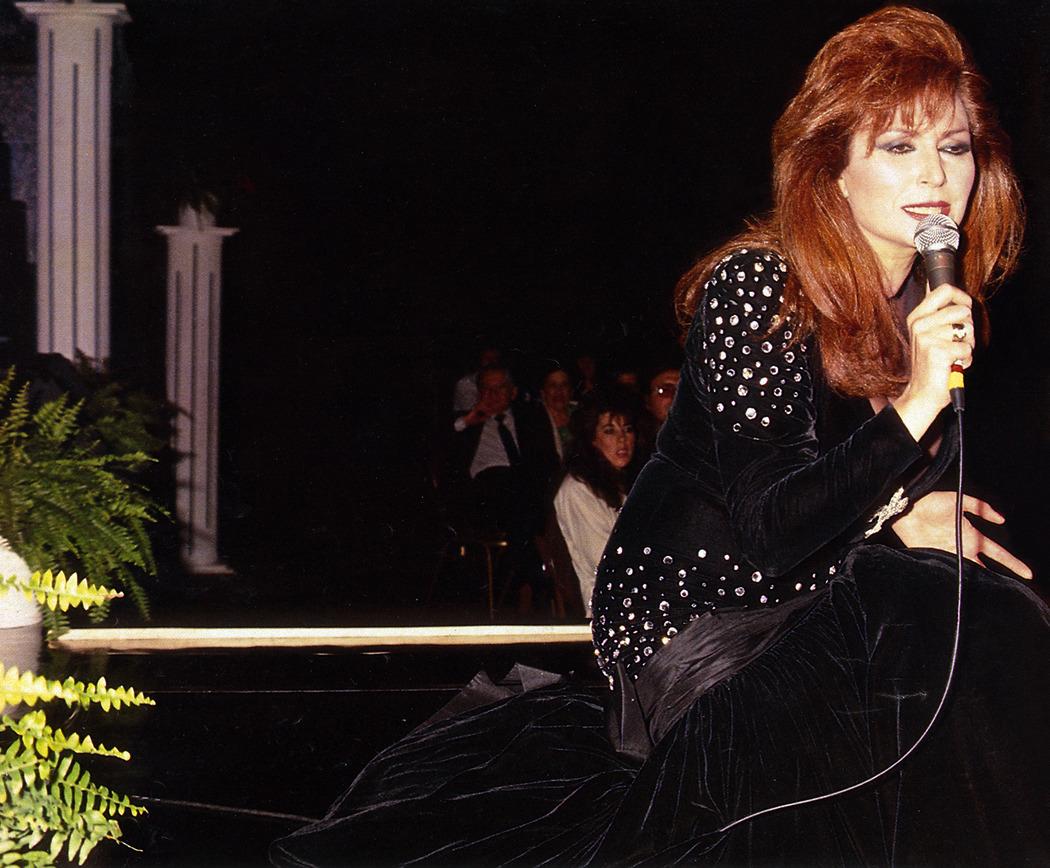 Rocío en el Caesars Palace Casino con un vestido largo de terciopelo negro y pedrería