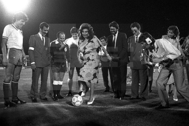 Roc&iacute;o realiza el saque de honor en el encuentro inaugural del XVI Trofeo &laquo;Ciudad de La L&iacute;nea&raquo;