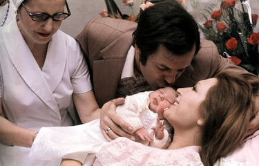 Rocío Jurado y Pedro Carrasco posan con su hija recién nacida Rocío Carrasco