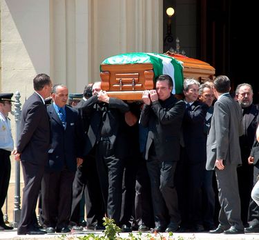 José Ortega Cano porta el ataúd con un gesto de dolor