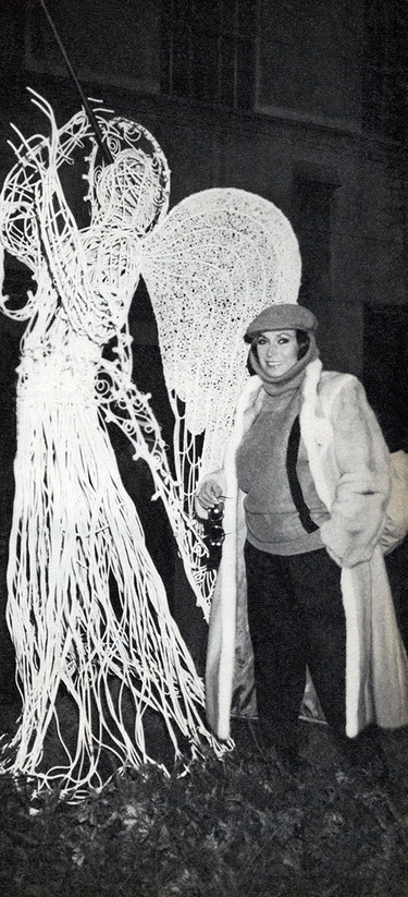 Rocío posando junto a una escultura moderna en Nueva York