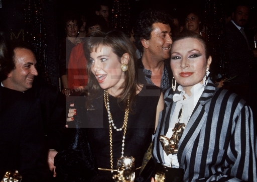 Ana Obregón y Rocío posan tras recibir los premios «Populares 86»