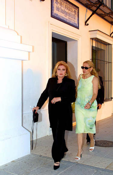 Rocío y Rosa Benito paseando por las calles de Almonte