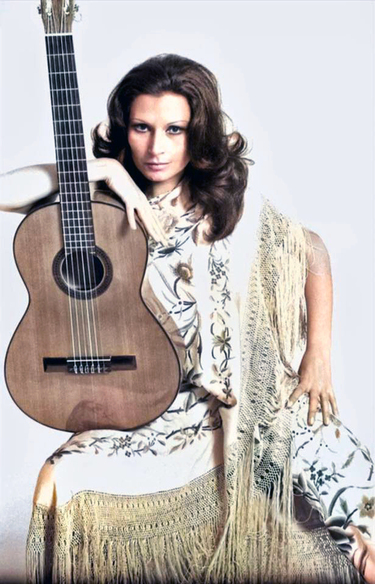 Rocío Jurado posando con una guitarra