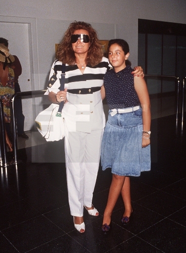 Rocío Jurado con su hija Rocío Carrasco tras su llegada al aeropuerto de Ibiza donde actuará en la gala de Lady España