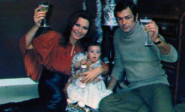 Rocío y Pedro Carrasco con la niña Rociíto en Navidades