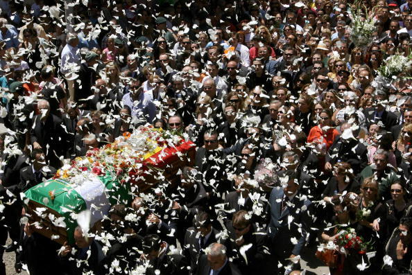 La multitud rodeó al féretro en su camino al cementerio